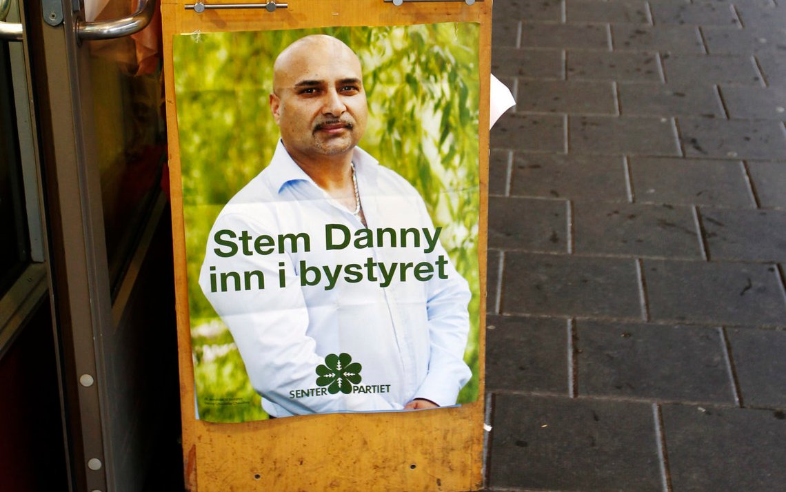 Oslo 20110829.
Plakat av Senterparti-kandidaten Danny Chaudhry utenfor en butikk på Grønland i Oslo mandag. Bydelen har en høy andel innbyggere med innvandrerbakgrunn.
Foto: Erlend Aas / Scanpix Oslo 20110829.
Plakat av Senterparti-kandidaten Danny Chaudhry utenfor en butikk på Grønland i Oslo mandag. Bydelen har en høy andel innbyggere med innvandrerbakgrunn.
Foto: Erlend Aas / Scanpix