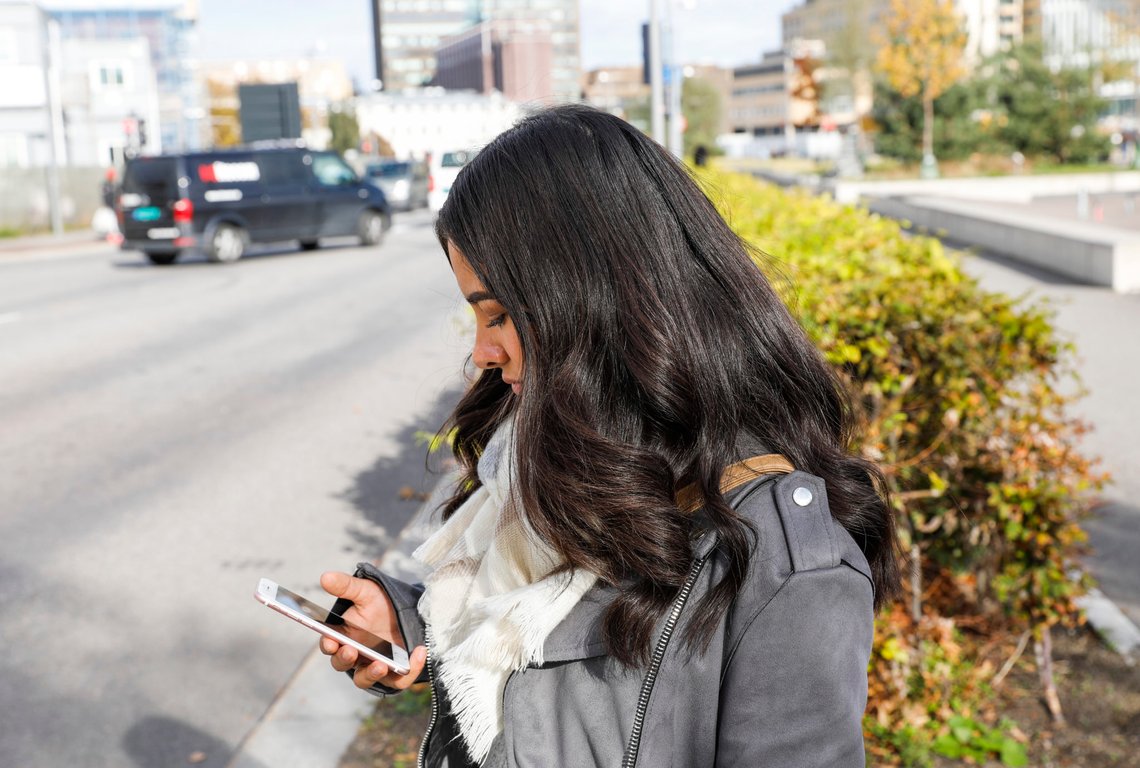 Oslo 20181001.
Illustrasjonsbilde av jente som tekster på mobiltelefonen. Modellklarert. Foto: Wilma Nora Dorthellinger Nygaard / NTB Oslo 20181001.
Illustrasjonsbilde av jente som tekster på mobiltelefonen. Modellklarert. Foto: Wilma Nora Dorthellinger Nygaard / NTB