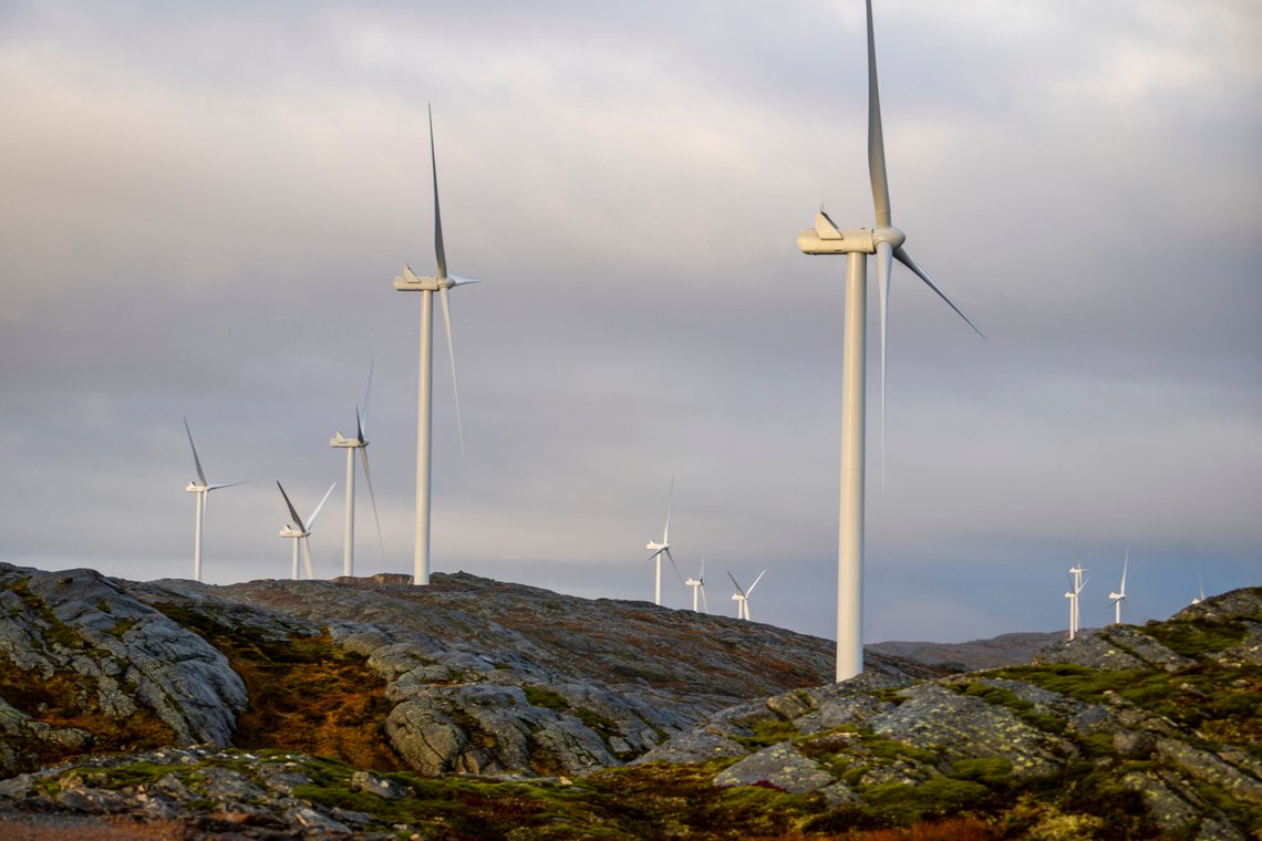Åfjord Fosen 20201013.
Storheia vindpark er den største av vindparkene i porteføljen til Fosen Vind, og den andre av vindparkene som ble bygget. Da den ble overført til ordinær drift i februar 2020 var den Norges største med 80 turbiner og en installert effekt på 288 MW.
Foto: Heiko Junge / NTB Åfjord Fosen 20201013.
Storheia vindpark er den største av vindparkene i porteføljen til Fosen Vind, og den andre av vindparkene som ble bygget. Da den ble overført til ordinær drift i februar 2020 var den Norges største med 80 turbiner og en installert effekt på 288 MW.
Foto: Heiko Junge / NTB