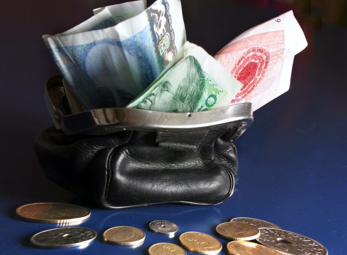 Lommebok. Norske mynter og pengesedler. Norske penger. Finansiering. Renta. Boligrenter. Renter. Boliglån. Lån. Valuta. Norske kroner. Spare. Fattig. Rik. Kronerulling. Økonomisk vekst. Nedgangstider. Forbruk. Oppgangstider. Sedler. Pengepung.
Foto: NTB Lommebok. Norske mynter og pengesedler. Norske penger. Finansiering. Renta. Boligrenter. Renter. Boliglån. Lån. Valuta. Norske kroner. Spare. Fattig. Rik. Kronerulling. Økonomisk vekst. Nedgangstider. Forbruk. Oppgangstider. Sedler. Pengepung.
Foto: NTB
