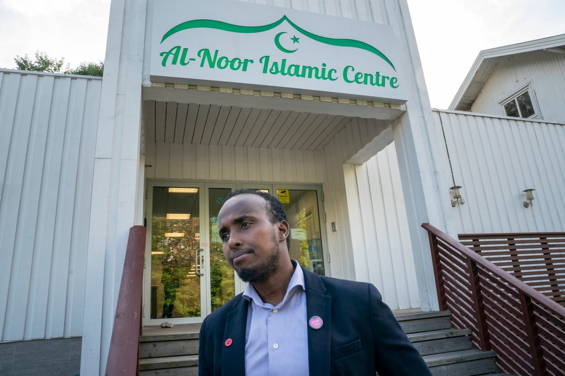 BÆRUM 20190816.
Styreleder Abdirahman Diriye i Islamsk Råd Norge (IRN) besøker den terrorrammede moskeen Al-Noor Islamic Centre på Skui i Bærum etter fredagsbønnen.
Foto: Heiko Junge / NTB BÆRUM 20190816.
Styreleder Abdirahman Diriye i Islamsk Råd Norge (IRN) besøker den terrorrammede moskeen Al-Noor Islamic Centre på Skui i Bærum etter fredagsbønnen.
Foto: Heiko Junge / NTB