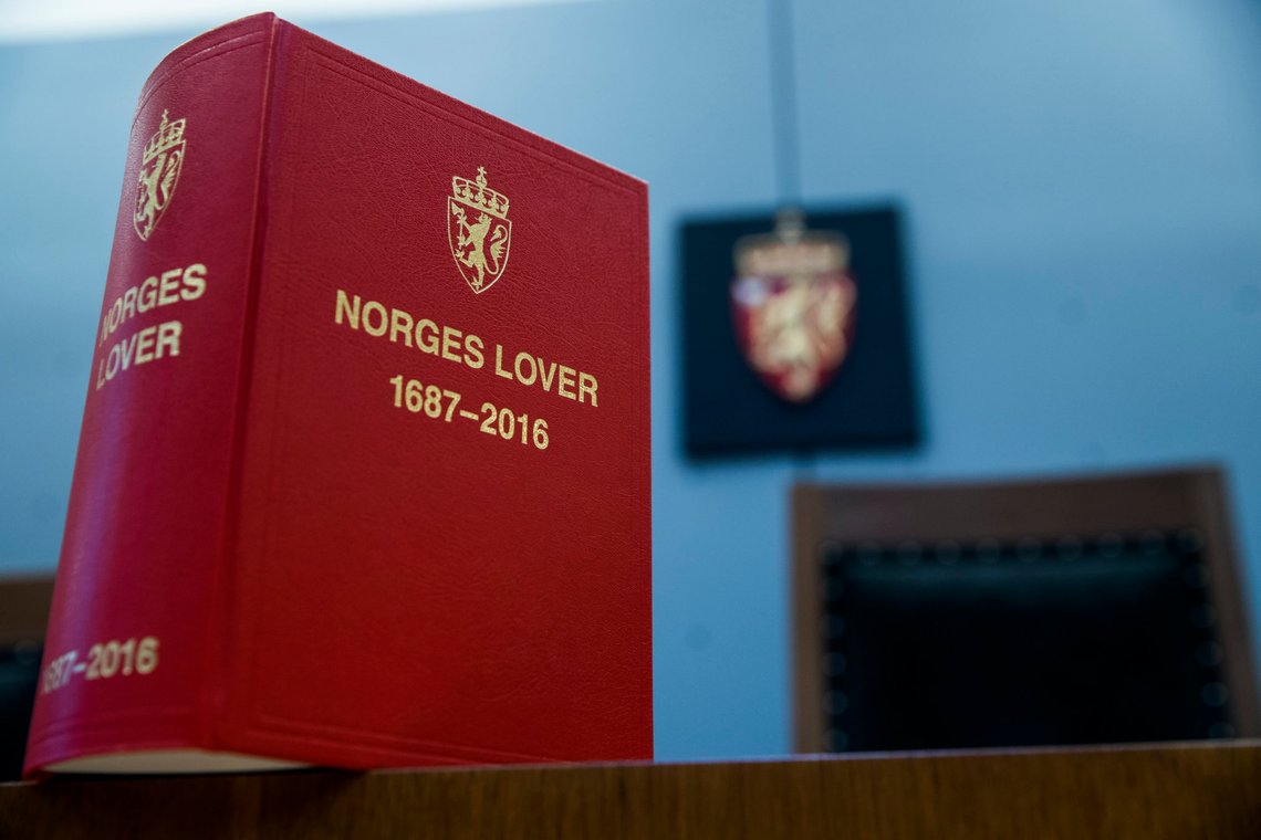 OSLO 20171124.
Oslo Tinghus. Interiør rettssal, Norges lover, riksvåpen.
Foto: Berit Roald / NTB OSLO 20171124.
Oslo Tinghus. Interiør rettssal, Norges lover, riksvåpen.
Foto: Berit Roald / NTB