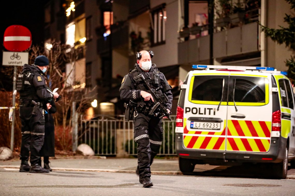Oslo 20201128.
Politiet har sendt mange patruljer til området der Helgesensgate møter Fossveien på Grünerløkka i Oslo, etter at de fikk melding om at det var avfyrt to skudd i området.
Foto: Jil Yngland / NTB Oslo 20201128.
Politiet har sendt mange patruljer til området der Helgesensgate møter Fossveien på Grünerløkka i Oslo, etter at de fikk melding om at det var avfyrt to skudd i området.
Foto: Jil Yngland / NTB