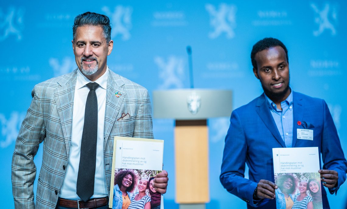 Oslo 20200923.
Kultur- og likestillingsminister Abid Raja sammen med leder for islamsk råd Abdirahman Diriye under presentasjonen av handlingsplanen mot diskriminering av og hat mot muslimer.
Foto: Stian Lysberg Solum / NTB Oslo 20200923.
Kultur- og likestillingsminister Abid Raja sammen med leder for islamsk råd Abdirahman Diriye under presentasjonen av handlingsplanen mot diskriminering av og hat mot muslimer.
Foto: Stian Lysberg Solum / NTB