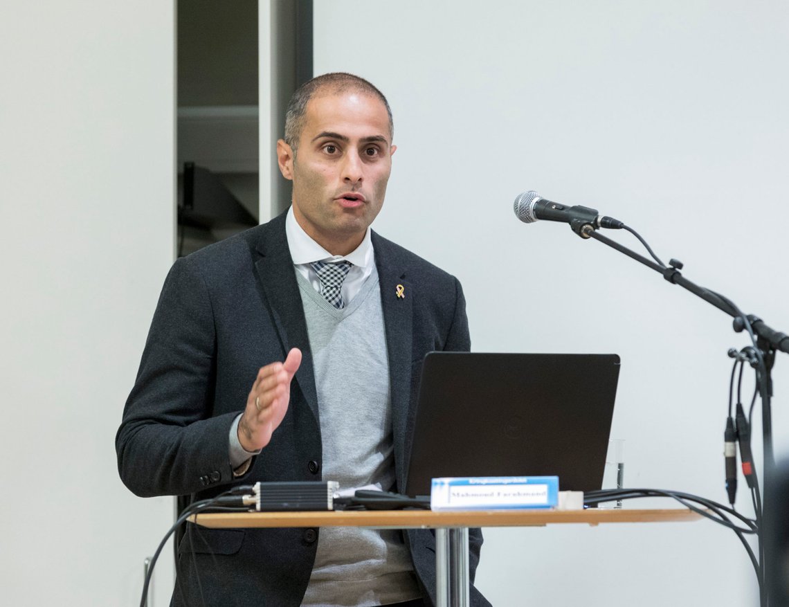 Oslo 20170914.
Innledning om klagene. Mahmoud Farahmand i LIM i møte i Kringkastingsrådet torsdag morgen. Hovedsaken er de ca 6000 henvendelsene til programmet "Faten tar valget"
Foto: Gorm Kallestad / NTB Oslo 20170914.
Innledning om klagene. Mahmoud Farahmand i LIM i møte i Kringkastingsrådet torsdag morgen. Hovedsaken er de ca 6000 henvendelsene til programmet "Faten tar valget"
Foto: Gorm Kallestad / NTB