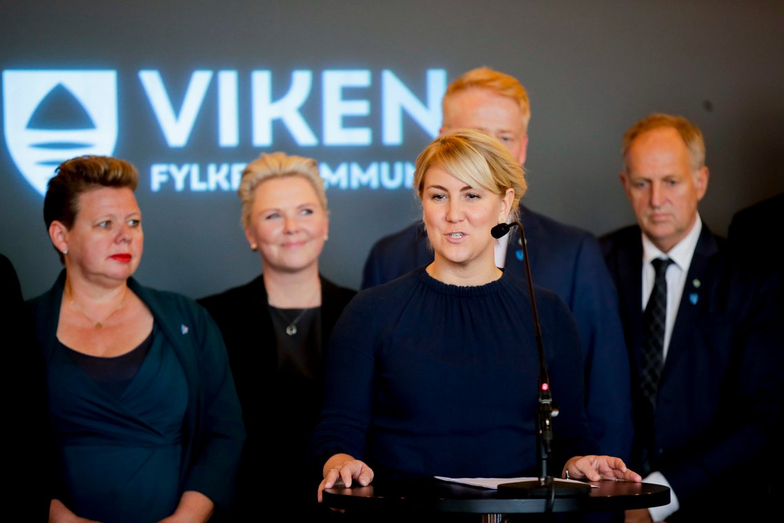 Ås 20191017.
Det nye for fylkesrådet i Viken fylkeskommune. Tonje Brenna (Ap) er leder bak står Siv Henriette Jacobsen, Anne Beathe Kristiansen Tvinnereim (Sp) og Olav Skinnes (Sp).
Foto: Vidar Ruud / NTB Ås 20191017.
Det nye for fylkesrådet i Viken fylkeskommune. Tonje Brenna (Ap) er leder bak står Siv Henriette Jacobsen, Anne Beathe Kristiansen Tvinnereim (Sp) og Olav Skinnes (Sp).
Foto: Vidar Ruud / NTB