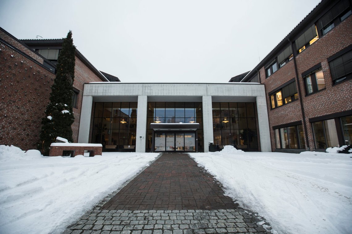 Bø 20181218.
Universitetet i Sørøst-Norge Campus Bø. Tirsdag ettermiddag ble det kjent at to av deres elever er blitt drept under en privat ferie i Marokko.
Foto: Trond Reidar Teigen / NTB Bø 20181218.
Universitetet i Sørøst-Norge Campus Bø. Tirsdag ettermiddag ble det kjent at to av deres elever er blitt drept under en privat ferie i Marokko.
Foto: Trond Reidar Teigen / NTB