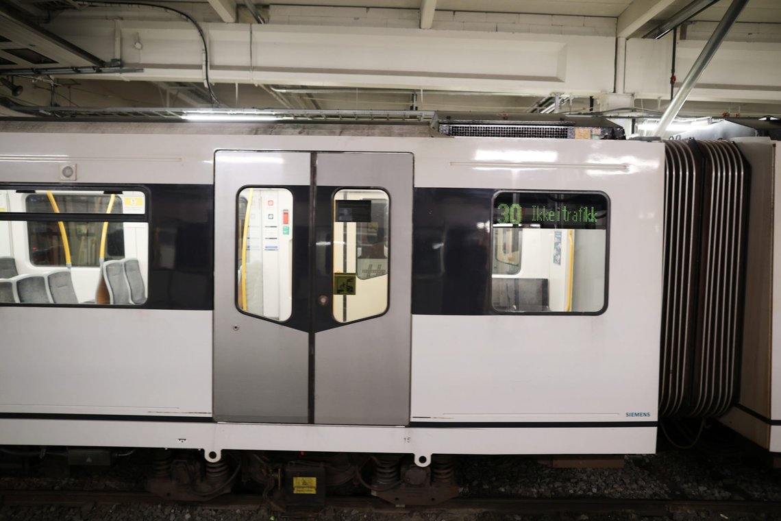 Oslo 20200427.
Sporveien har forsterket renhold av trikker, T-banevogner og stasjoner for å hindre spredning av koronaviruset, mange er fremdeles helt avhengige T-bane og trikk. Hver natt blir samtlige vogner vasket og og desinfisert. På T-banens verksted på Ryen, Ryen Base foregår det vasking og desinfisering av en t-bane vognene.
Foto: Ørn E. Borgen / NTB Oslo 20200427.
Sporveien har forsterket renhold av trikker, T-banevogner og stasjoner for å hindre spredning av koronaviruset, mange er fremdeles helt avhengige T-bane og trikk. Hver natt blir samtlige vogner vasket og og desinfisert. På T-banens verksted på Ryen, Ryen Base foregår det vasking og desinfisering av en t-bane vognene.
Foto: Ørn E. Borgen / NTB