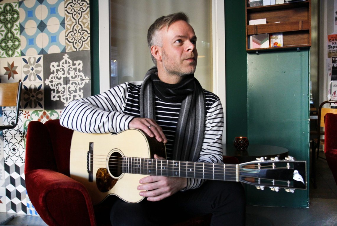 En mann og hans kassegitar: Den feirede forfatteren Tore Renberg vender tilbake til musikken, med popalbumet "Ingen nåde".
Foto: Gitte Johannessen / NTB En mann og hans kassegitar: Den feirede forfatteren Tore Renberg vender tilbake til musikken, med popalbumet "Ingen nåde".
Foto: Gitte Johannessen / NTB