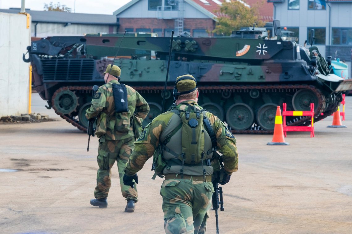 Fredrikstad 20180907.
Militære styrker fra forsvaret og Heimevernet holder vakt i Borg havn i Fredrikstad fredag morgen, der militære kjøretøyer og materiell til NATO-øvelsen Trident Juncture ble losset av det danske lasteskipet Ark Germanica.
Foto: Heiko Junge / NTB Fredrikstad 20180907.
Militære styrker fra forsvaret og Heimevernet holder vakt i Borg havn i Fredrikstad fredag morgen, der militære kjøretøyer og materiell til NATO-øvelsen Trident Juncture ble losset av det danske lasteskipet Ark Germanica.
Foto: Heiko Junge / NTB