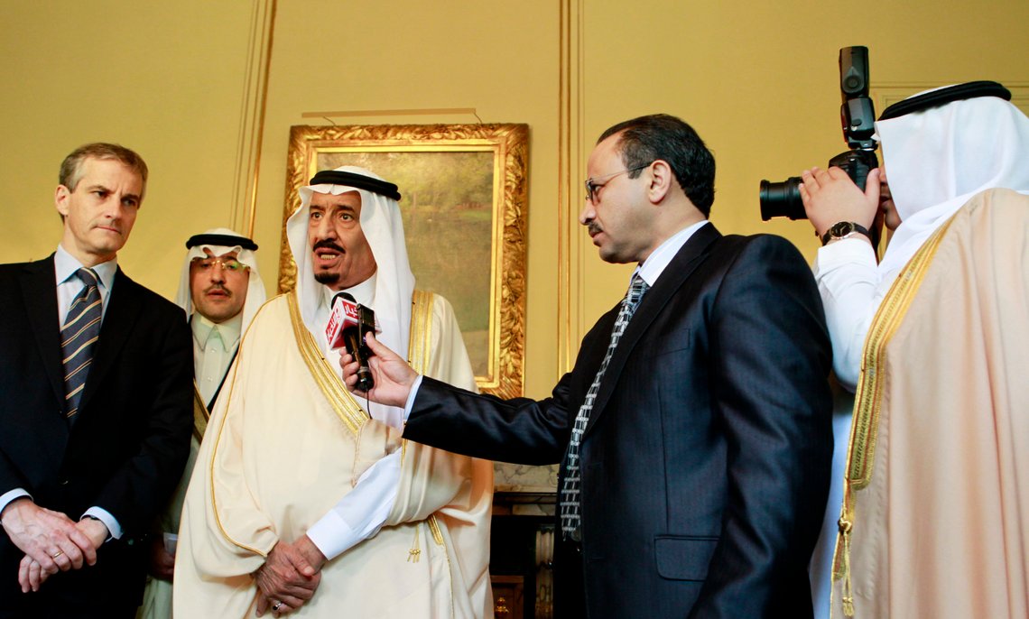 Oslo 20100527. Prins Salman bin Abdulaziz Al Saud (i midten) møter utenriksminister Jonas Gahr Støre torsdag i Parkveien 45. Saudi Arabias prins og guvernør av Riyadh provinsen, besøker Norge denne uken.
Foto: Berit Roald / NTB . Oslo 20100527. Prins Salman bin Abdulaziz Al Saud (i midten) møter utenriksminister Jonas Gahr Støre torsdag i Parkveien 45. Saudi Arabias prins og guvernør av Riyadh provinsen, besøker Norge denne uken.
Foto: Berit Roald / NTB .