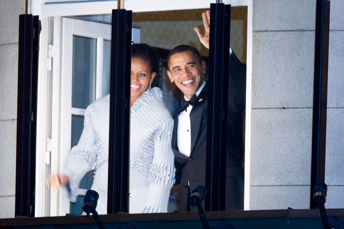 Oslo. 20091210. USAs president Barack Obama mottar Nobels Fredspris. Fredsprisvinner president Barack Obama og hans kone Michelle Obama på balkongen på Grand Hotel. De vinker, står bak skuddsikkert glass .
Foto: Heiko Junge / NTB . Oslo. 20091210. USAs president Barack Obama mottar Nobels Fredspris. Fredsprisvinner president Barack Obama og hans kone Michelle Obama på balkongen på Grand Hotel. De vinker, står bak skuddsikkert glass .
Foto: Heiko Junge / NTB .