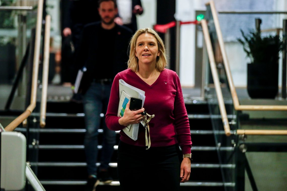 Oslo 20201115.
FrPs Sylvi Listhaug på vei til budsjettforhandlinger og forhandlinger om krisepakke på stortinget søndag kveld.
Foto: Vidar Ruud / NTB Oslo 20201115.
FrPs Sylvi Listhaug på vei til budsjettforhandlinger og forhandlinger om krisepakke på stortinget søndag kveld.
Foto: Vidar Ruud / NTB