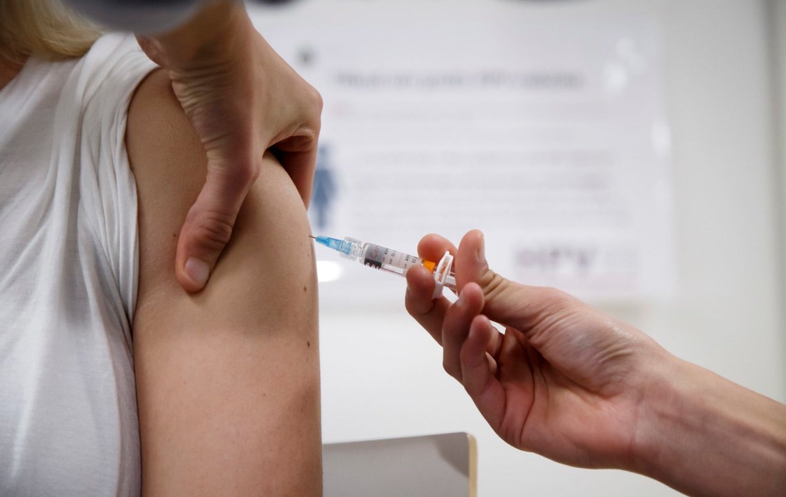 OSLO 20161031.
En kvinne får en sprøyte med HPV-vaksine på St. Hanshaugen helsestasjon i Oslo mandag. Fra 1.november vil kvinner født i 1991 og senere få tilbud om gratis HPV-vaksinering.
Foto: Heiko Junge / NTB OSLO 20161031.
En kvinne får en sprøyte med HPV-vaksine på St. Hanshaugen helsestasjon i Oslo mandag. Fra 1.november vil kvinner født i 1991 og senere få tilbud om gratis HPV-vaksinering.
Foto: Heiko Junge / NTB