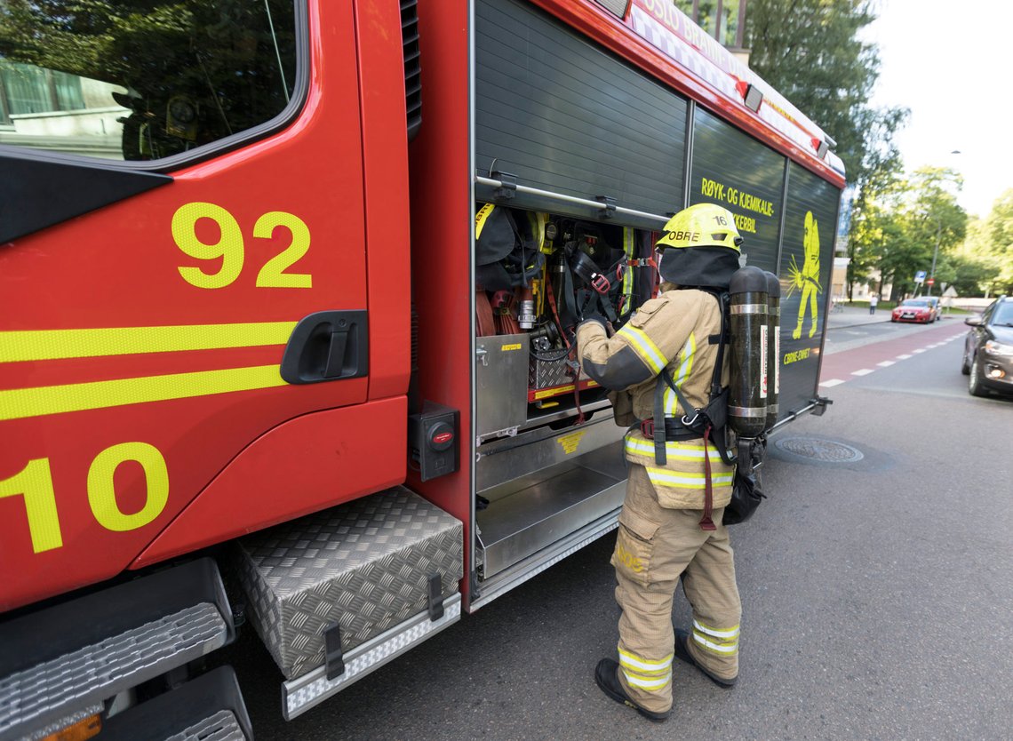 Oslo 20170707.
Brannmann og brannbil i Oslo brann- og redningsetat.
Foto: Gorm Kallestad / NTB
Modellklarert til redaksjonell bruk Oslo 20170707.
Brannmann og brannbil i Oslo brann- og redningsetat.
Foto: Gorm Kallestad / NTB
Modellklarert til redaksjonell bruk