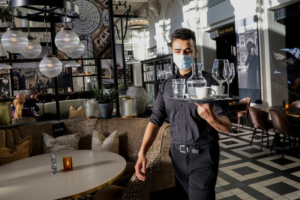 Oslo 20201029.
Servitør Firas Aljabli på Olivia restaurant I Oslo bruker munnbind når han serverer. Fra torsdag et er det påbud om munnbind for kelnere og servitører.
Foto: Terje Bendiksby / NTB Oslo 20201029.
Servitør Firas Aljabli på Olivia restaurant I Oslo bruker munnbind når han serverer. Fra torsdag et er det påbud om munnbind for kelnere og servitører.
Foto: Terje Bendiksby / NTB
