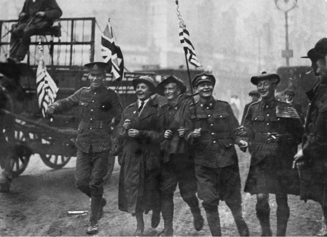 London 11 november 1918. Våpenhvilen er undertegnet i en jernbanevogn i Compiégne-skogen av den franske feltmarskalk Ferdinand Foch og den tyske våpnehviledlegasjonens leder Mattias Erzberg. Den første verdenskrig 1914-18 er over. Amerikanske og britiske soldater feirer viftende med flagg i Londons gater.
Arkivfoto/SCANPIX Sverige.
------------ London 11 november 1918. Våpenhvilen er undertegnet i en jernbanevogn i Compiégne-skogen av den franske feltmarskalk Ferdinand Foch og den tyske våpnehviledlegasjonens leder Mattias Erzberg. Den første verdenskrig 1914-18 er over. Amerikanske og britiske soldater feirer viftende med flagg i Londons gater.
Arkivfoto/SCANPIX Sverige.
------------