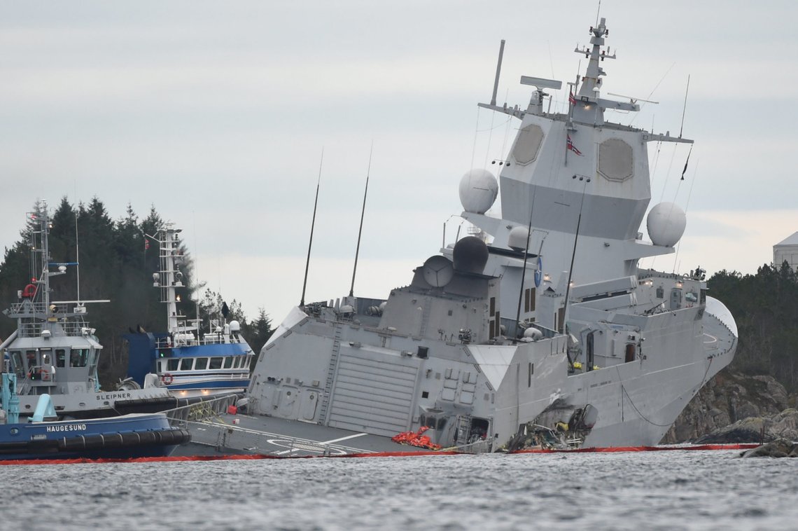 Øygarden 20181108.
Fregatten KNM Helge Ingstad er evakuert etter en kollisjon med en tankbåt ved Stureterminalen i Øygarden. Alle i fregatten er evakuert.
Foto: Marit Hommedal / NTB Øygarden 20181108.
Fregatten KNM Helge Ingstad er evakuert etter en kollisjon med en tankbåt ved Stureterminalen i Øygarden. Alle i fregatten er evakuert.
Foto: Marit Hommedal / NTB