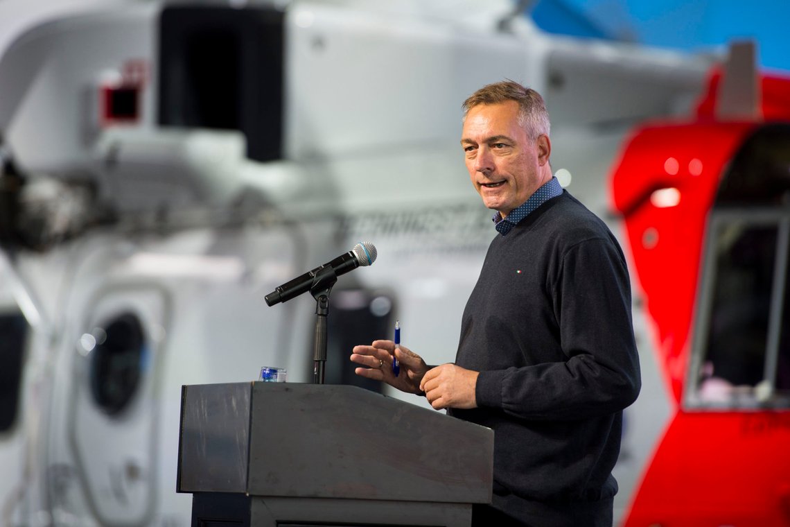 Sola 20200831.
Sea King-helikoptrene har i flere tiår blitt brukt til å redde folk i nød og vanskeligheter. 1. september tar Norges nye redningshelikoptre AW101 over jobben. Dette markeres av statsminister Erna Solberg i en seremoni på redningsbasen på Sola, der også justis- og beredskapsminister Monica Mæland og forsvarsminister Frank Bakke-Jensen deltar.
Foto: Carina Johansen / NTB Sola 20200831.
Sea King-helikoptrene har i flere tiår blitt brukt til å redde folk i nød og vanskeligheter. 1. september tar Norges nye redningshelikoptre AW101 over jobben. Dette markeres av statsminister Erna Solberg i en seremoni på redningsbasen på Sola, der også justis- og beredskapsminister Monica Mæland og forsvarsminister Frank Bakke-Jensen deltar.
Foto: Carina Johansen / NTB