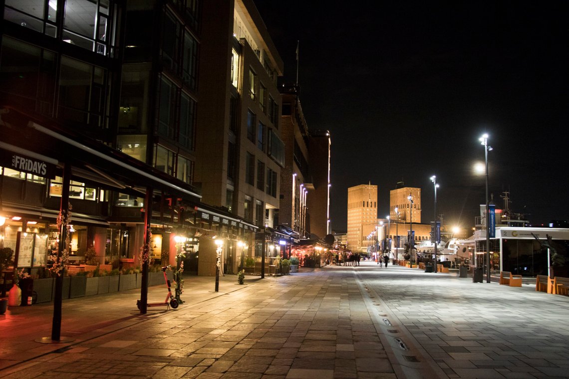 Oslo 20201107.
Lite mennesker å se i restaurantgaten Stranden på Aker Brygge i Oslo lørdag kveld. Oslo Rådhus i bakgrunnen. Oslo kommune innfører full skjenkestopp og en sosial nedstenging som et ledd i å begrense smittespredningen av korona.
Foto: Erik Johansen / NTB Oslo 20201107.
Lite mennesker å se i restaurantgaten Stranden på Aker Brygge i Oslo lørdag kveld. Oslo Rådhus i bakgrunnen. Oslo kommune innfører full skjenkestopp og en sosial nedstenging som et ledd i å begrense smittespredningen av korona.
Foto: Erik Johansen / NTB