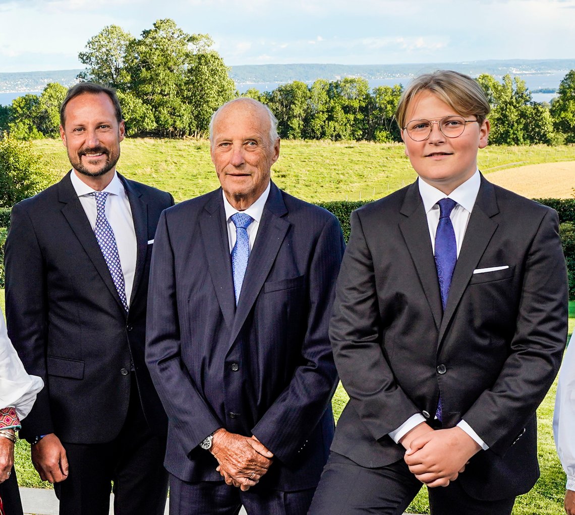 ASKER 20200905.
Prins Sverre Magnus stiller seg opp for et bilde på Skaugum etter sin konfirmasjon i Asker kirke. Her sammen med kronprins Haakon og kong Harald. POOL
Foto: Lise Åserud / NTB ASKER 20200905.
Prins Sverre Magnus stiller seg opp for et bilde på Skaugum etter sin konfirmasjon i Asker kirke. Her sammen med kronprins Haakon og kong Harald. POOL
Foto: Lise Åserud / NTB
