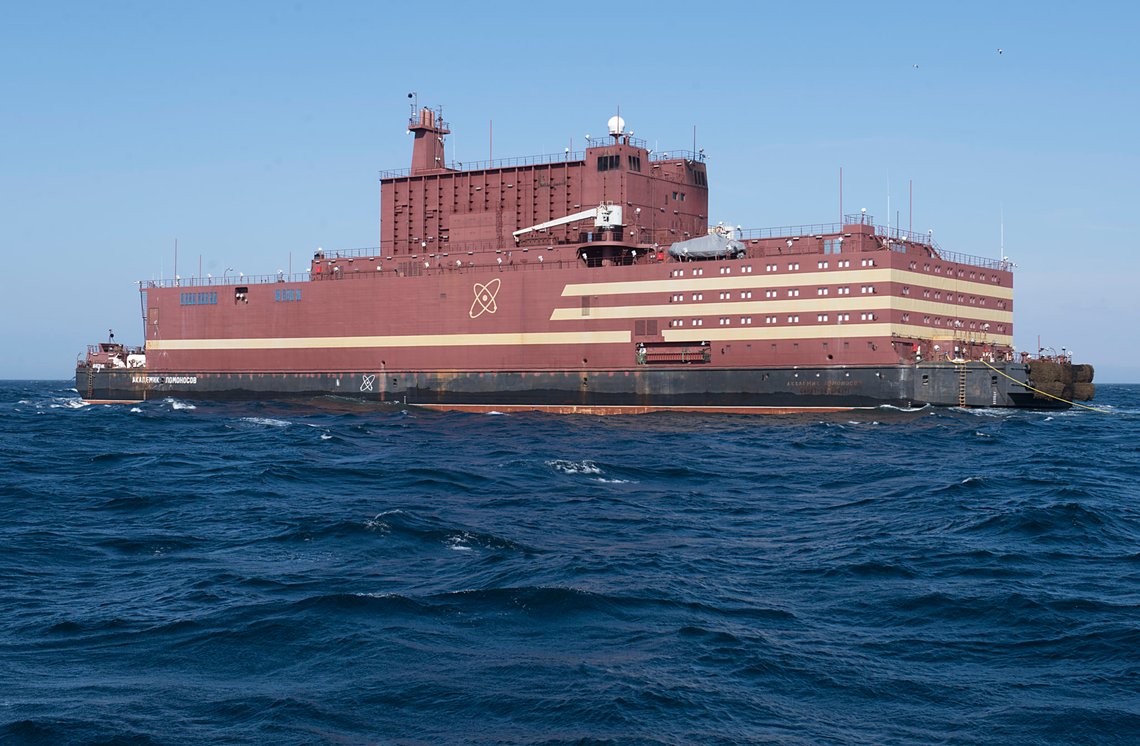 Austrheim 20180508.
Et flytene russiske atomkraftverk, Akademik Lomonosov, blir transportert oppover norskekysten, ca. 10 nautiske mil utenfor kysten av Hordaland / Sogn og Fjordane med en fart av 6 knop.
Foto: Marit Hommedal / NTB Austrheim 20180508.
Et flytene russiske atomkraftverk, Akademik Lomonosov, blir transportert oppover norskekysten, ca. 10 nautiske mil utenfor kysten av Hordaland / Sogn og Fjordane med en fart av 6 knop.
Foto: Marit Hommedal / NTB