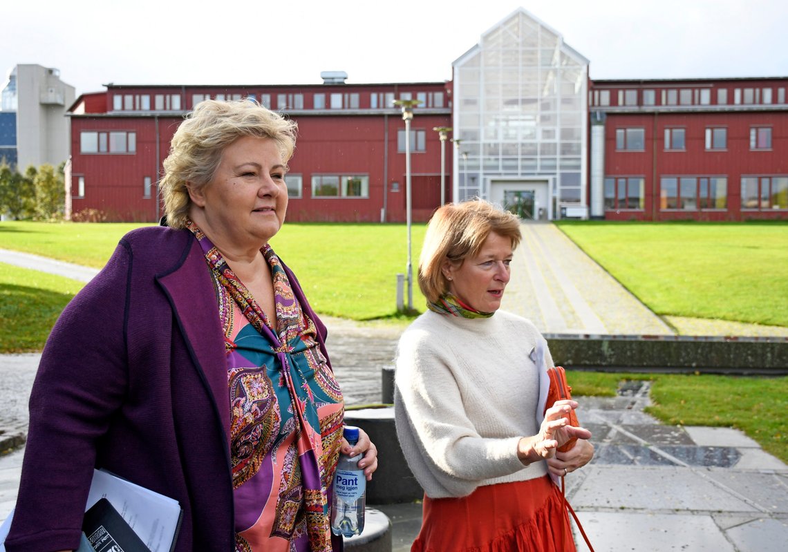 Tromsø 20200919.
Regjeringen på Nord-Norgesbesøk. Her er statsminister Erna Solberg på UIT Norges Arktiske Universitet. Sammen med rektor Anne Husebekk.
Foto: Rune Stoltz Bertinussen / NTB Tromsø 20200919.
Regjeringen på Nord-Norgesbesøk. Her er statsminister Erna Solberg på UIT Norges Arktiske Universitet. Sammen med rektor Anne Husebekk.
Foto: Rune Stoltz Bertinussen / NTB