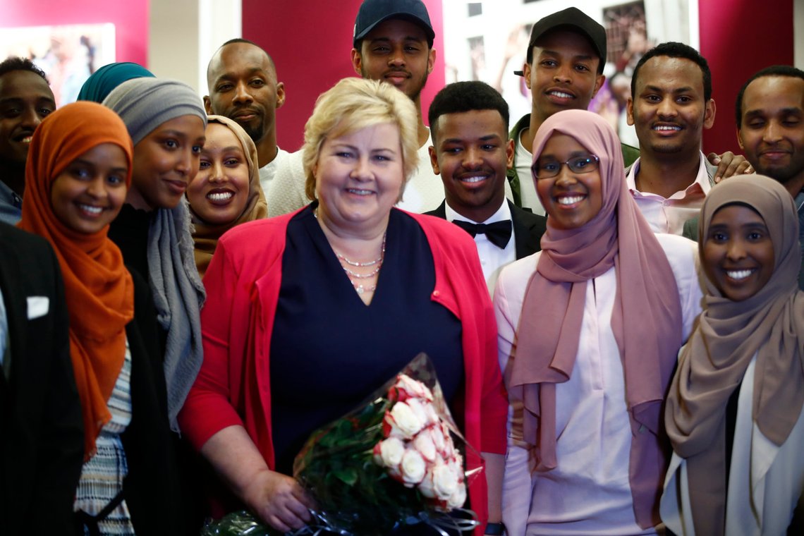 Oslo 20180515.
Statsminister Erna Solberg (H) deltar på et tradisjonelt Iftar-måltid sammen med unge somaliere. Muslimenes fastemåned Ramadan er nå. De vil faste fra soloppgang til solnedgang hver dag. Måltidet ved solnedgang kalles for iftar.
Foto: Terje Pedersen / NTB Oslo 20180515.
Statsminister Erna Solberg (H) deltar på et tradisjonelt Iftar-måltid sammen med unge somaliere. Muslimenes fastemåned Ramadan er nå. De vil faste fra soloppgang til solnedgang hver dag. Måltidet ved solnedgang kalles for iftar.
Foto: Terje Pedersen / NTB