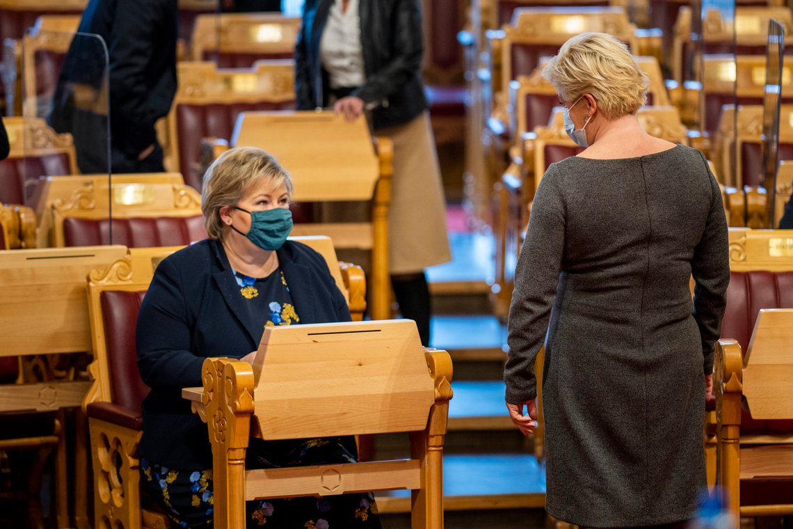 Oslo 20201118.
Statsminister Erna Solberg og Frp leder Siv Jensen før den muntlige spørretimen på Stortinget onsdag.
Foto: Heiko Junge / NTB Oslo 20201118.
Statsminister Erna Solberg og Frp leder Siv Jensen før den muntlige spørretimen på Stortinget onsdag.
Foto: Heiko Junge / NTB