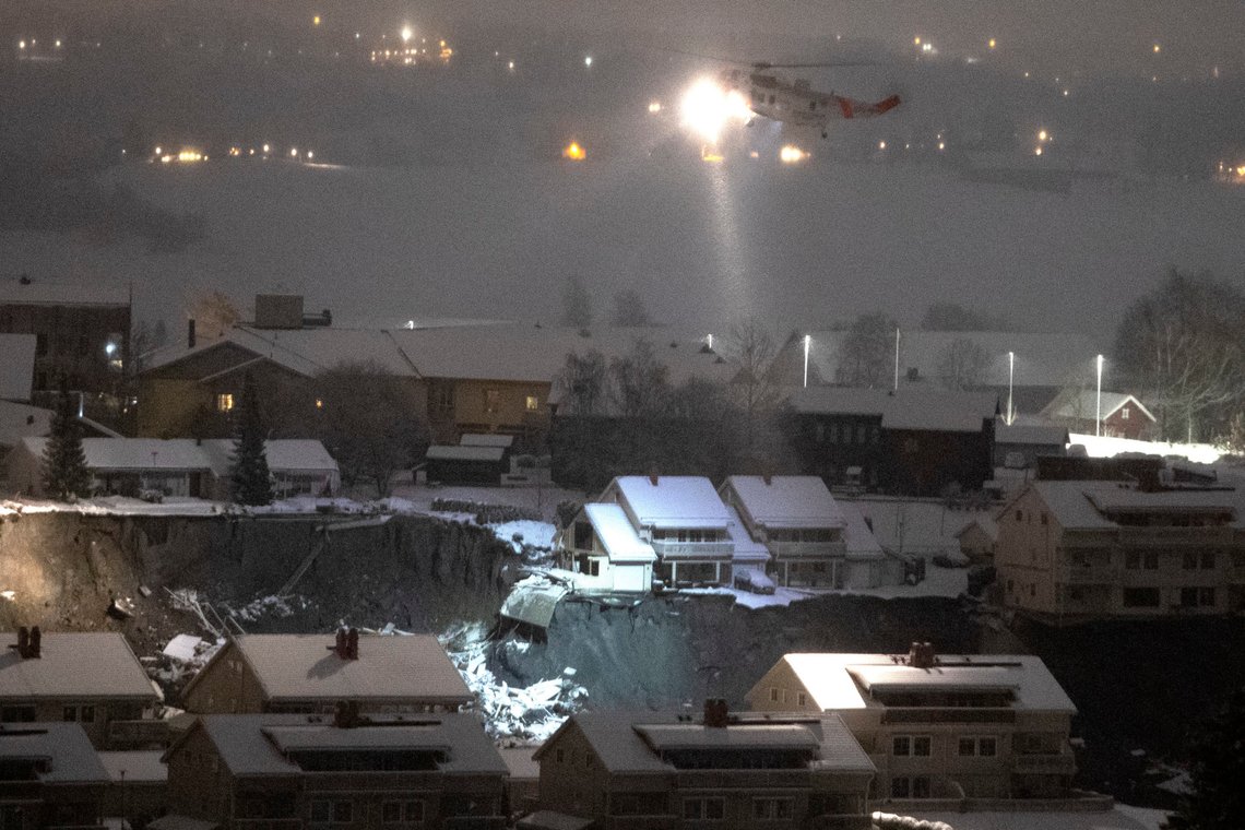 Ask, Gjerdrum 20201231.
Et redningshelikopter over rasstedet i Ask torsdag natt. Letingen etter savnede fortsetter med uforminsket styrke. Flere boliger ble onsdag morgen tatt av et stort jord- og leirras.
Foto: Terje Bendiksby / NTB Ask, Gjerdrum 20201231.
Et redningshelikopter over rasstedet i Ask torsdag natt. Letingen etter savnede fortsetter med uforminsket styrke. Flere boliger ble onsdag morgen tatt av et stort jord- og leirras.
Foto: Terje Bendiksby / NTB