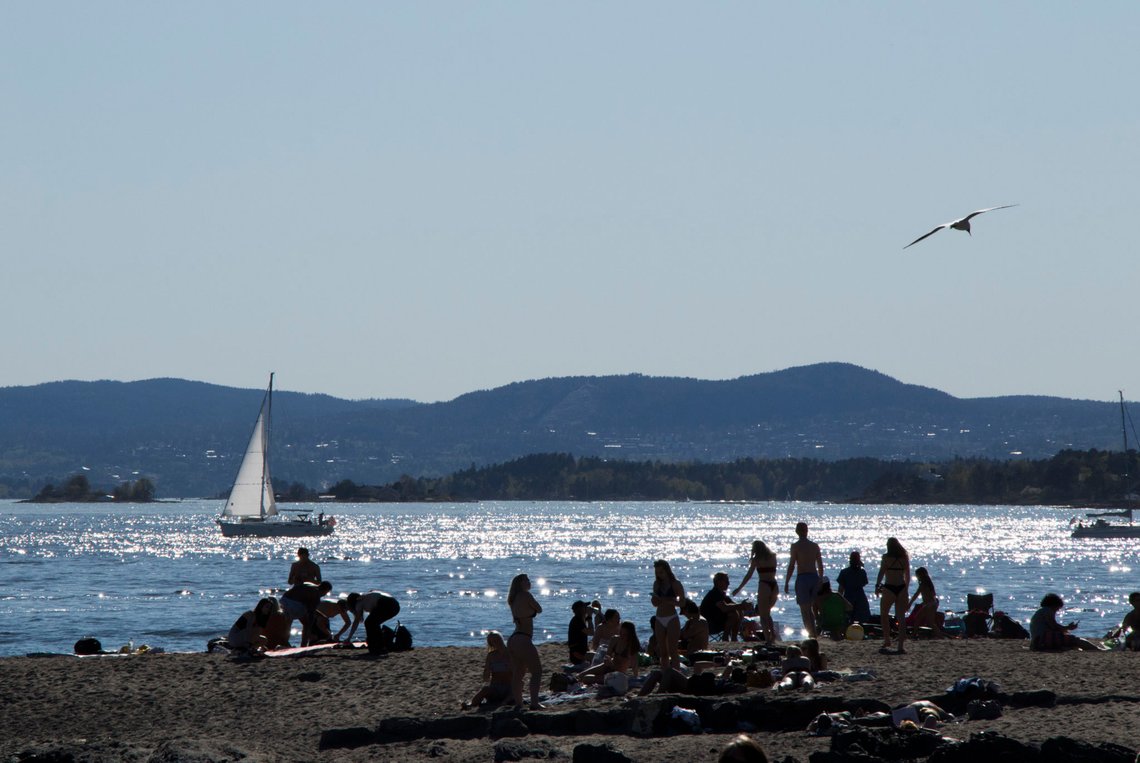 Oslo 20200422.
Folk koser seg på i det flotte sommerværet på stranda på Huk på Bygdøy i Oslo onsdag. Mange av hovedstadens innbyggere har strømmet til byens populære badeplasser i det varme været og det er ikke like enkelt å holde den avstanden til andre som smittevern reglene tilsier under korona-pandemien.
Foto: Erik Johansen / NTB Oslo 20200422.
Folk koser seg på i det flotte sommerværet på stranda på Huk på Bygdøy i Oslo onsdag. Mange av hovedstadens innbyggere har strømmet til byens populære badeplasser i det varme været og det er ikke like enkelt å holde den avstanden til andre som smittevern reglene tilsier under korona-pandemien.
Foto: Erik Johansen / NTB