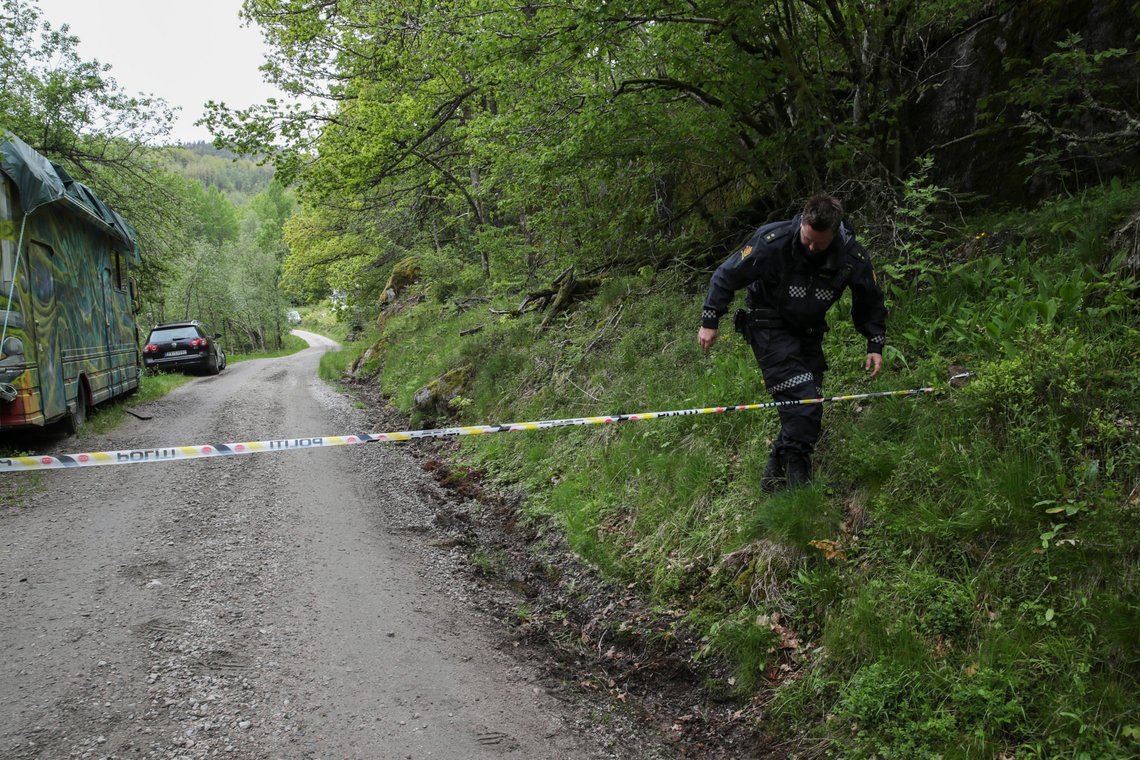 Snartemo 20190602.
Politi søker på en skogsbilvei ved Snartemo i Vest-Agder søndag. En person er erklært død og en annen er fraktet til sykehus etter en ulykke søndag morgen.
Foto: Vidar Ruud / NTB Snartemo 20190602.
Politi søker på en skogsbilvei ved Snartemo i Vest-Agder søndag. En person er erklært død og en annen er fraktet til sykehus etter en ulykke søndag morgen.
Foto: Vidar Ruud / NTB