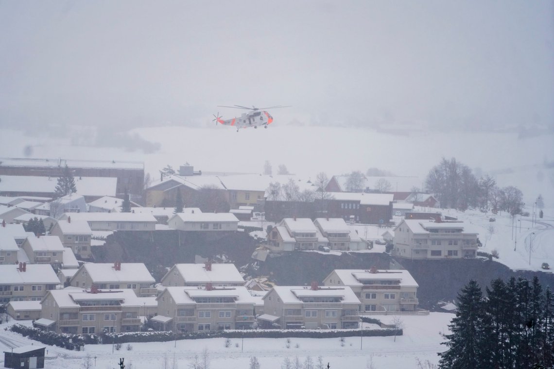 Oslo 20201230.
Nødetatene er i Ask etter at det har gått et større jord- og leirskred. Flere boliger er tatt av raset, over 100 skal være evakuert og flere er sendt til sykehus.
Foto: Fredrik Hagen / NTB Oslo 20201230.
Nødetatene er i Ask etter at det har gått et større jord- og leirskred. Flere boliger er tatt av raset, over 100 skal være evakuert og flere er sendt til sykehus.
Foto: Fredrik Hagen / NTB