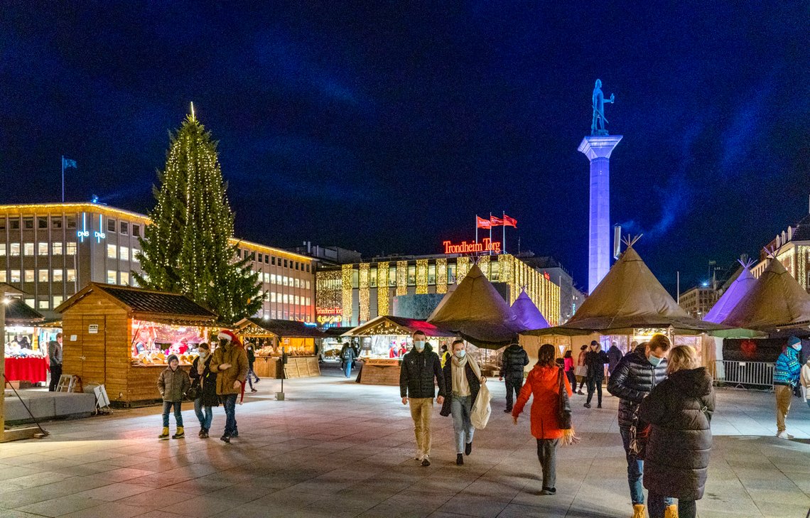 Trondheim 20201215.
Onsdag skal politikerne vurdere å innføre munnbindpåbud i Trondheim. Påbudet vil blant annet gjelde på julemarkedet. Her fra julemarkedet tirsdag kveld med julegrana, Olavsstatuen og Trondheim torg i bakgrunnen
Foto: Gorm Kallestad / NTB Trondheim 20201215.
Onsdag skal politikerne vurdere å innføre munnbindpåbud i Trondheim. Påbudet vil blant annet gjelde på julemarkedet. Her fra julemarkedet tirsdag kveld med julegrana, Olavsstatuen og Trondheim torg i bakgrunnen
Foto: Gorm Kallestad / NTB