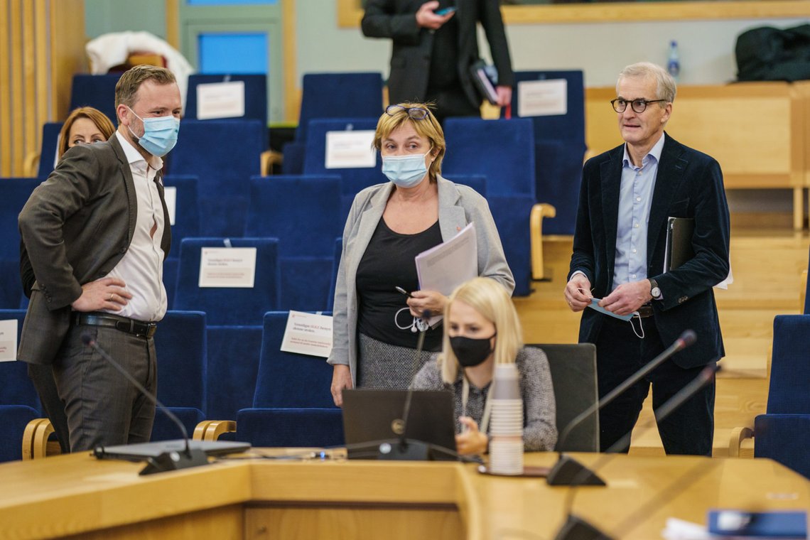 Oslo 20201119.
Audun Lysbakken (SV), Rigmor Aasrud (Ap) og Jonas Gahr Støre (Ap) før pensjonistsamtalene mellom ni partier på Stortinget.
Foto: Stian Lysberg Solum / NTB Oslo 20201119.
Audun Lysbakken (SV), Rigmor Aasrud (Ap) og Jonas Gahr Støre (Ap) før pensjonistsamtalene mellom ni partier på Stortinget.
Foto: Stian Lysberg Solum / NTB