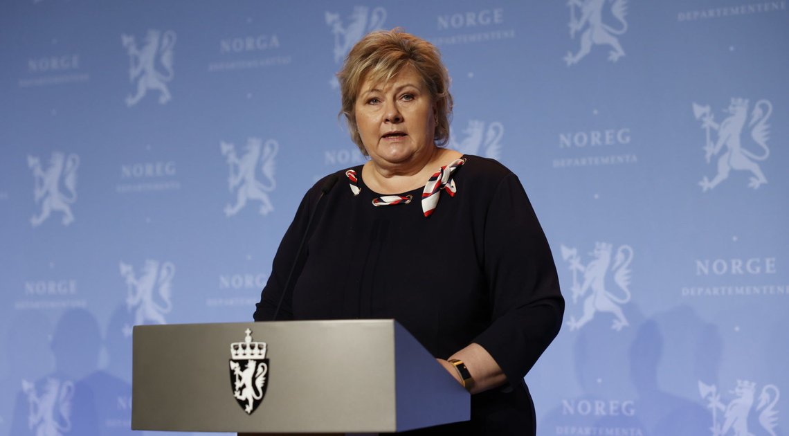 Oslo 20201202.
Statsminister Erna Solberg under pressekonferanse om koronasituasjonen og julefeiring. På pressekonferansen deltar også kunnskaps- og integreringsminister Guri Melby og helse- og omsorgsminister Bent Høie, Helsedirektør Bjørn Guldvog og avdelingsdirektør Line Vold i Folkehelseinstituttet.
Foto: Jil Yngland / NTB Oslo 20201202.
Statsminister Erna Solberg under pressekonferanse om koronasituasjonen og julefeiring. På pressekonferansen deltar også kunnskaps- og integreringsminister Guri Melby og helse- og omsorgsminister Bent Høie, Helsedirektør Bjørn Guldvog og avdelingsdirektør Line Vold i Folkehelseinstituttet.
Foto: Jil Yngland / NTB