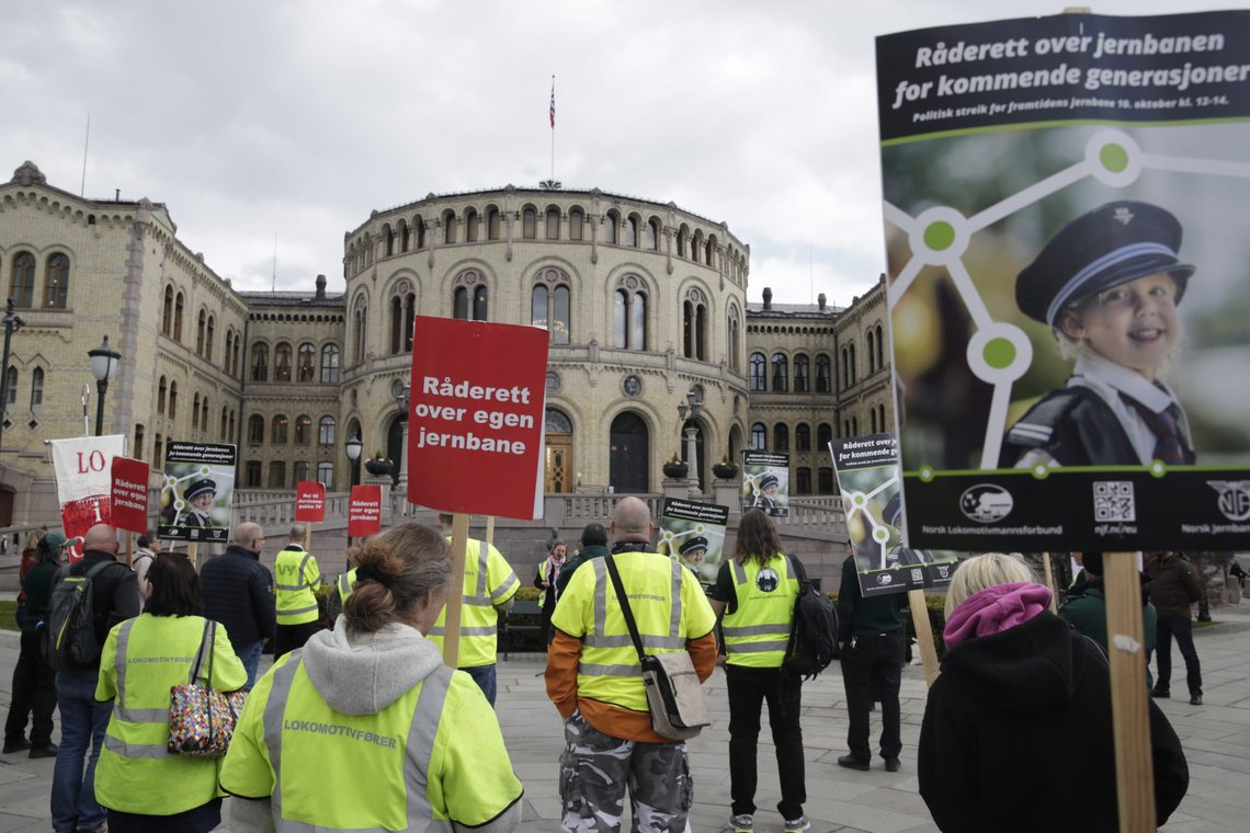 Oslo 20200518.
Norsk Lokomotivmannsforbund (NLF) og Norsk Jernbaneforbund (NJF) stopper i dag togene i to minutter i protest mot innføring av EUs fjerde Jernbanepakke. Demonstrasjon utenfor Stortinget.
Foto: Vidar Ruud / NTB Oslo 20200518.
Norsk Lokomotivmannsforbund (NLF) og Norsk Jernbaneforbund (NJF) stopper i dag togene i to minutter i protest mot innføring av EUs fjerde Jernbanepakke. Demonstrasjon utenfor Stortinget.
Foto: Vidar Ruud / NTB