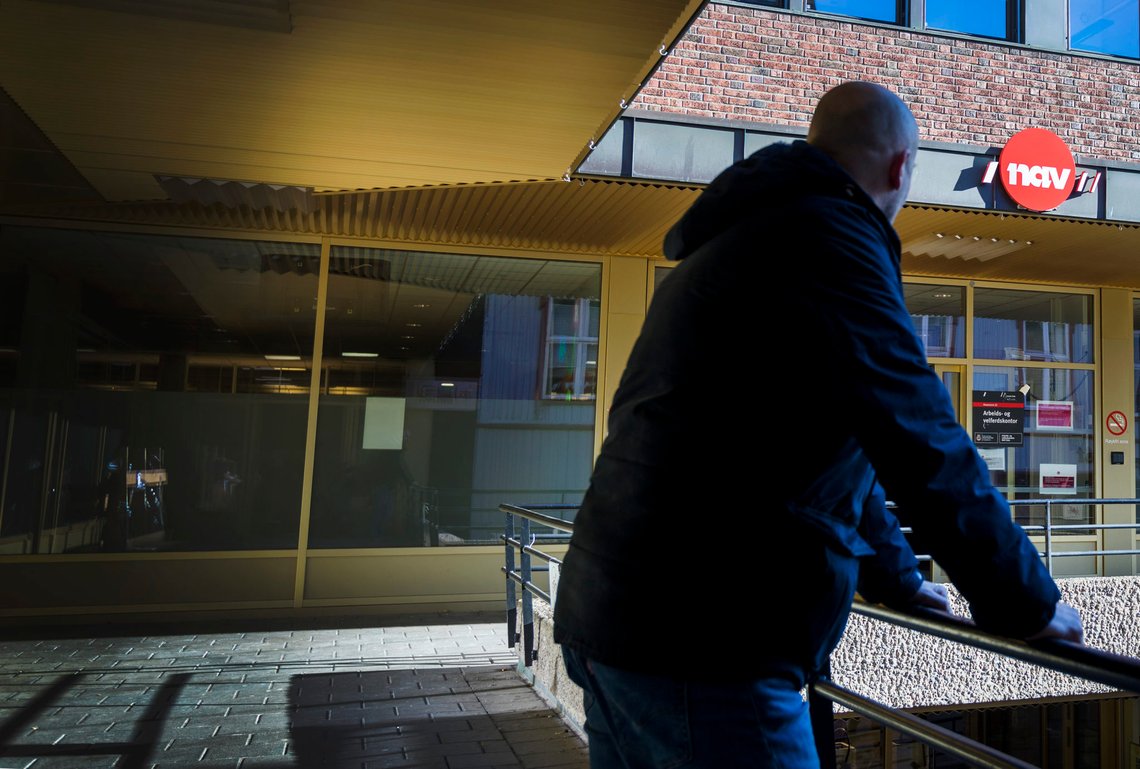 Oslo 20190228.
Illustrasjonsbilder: En mann utenfor med et NAV skilt. Modellklarert
Foto: Gorm Kallestad / NTB Oslo 20190228.
Illustrasjonsbilder: En mann utenfor med et NAV skilt. Modellklarert
Foto: Gorm Kallestad / NTB