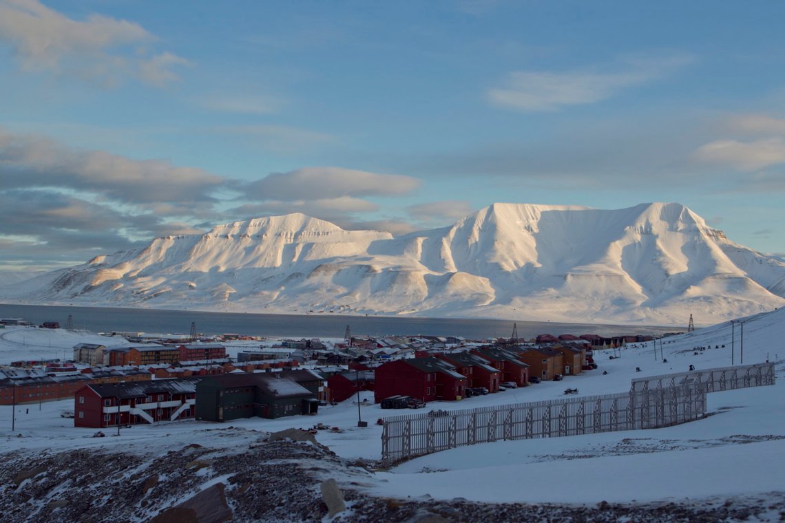 Svalbard 20120307.
Longyearbyen, Svalbard. Mektige snøkledde fjell på den andre siden av Adventfjorden.
Foto: Berit Roald / NTB Svalbard 20120307.
Longyearbyen, Svalbard. Mektige snøkledde fjell på den andre siden av Adventfjorden.
Foto: Berit Roald / NTB