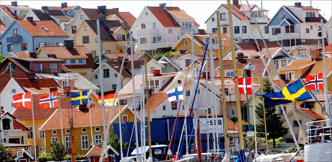 STRÖMSTAD 20020711:
Miljøet er internasjonalt på den svenske vestkysten, men ingen er så ivrige etter å kjøpe seg hus og leiligheter som nordmenn.
Her hytter og hus, med norske, svenske, finske og danske flagg i forgrunnen.
Foto: Heiko Junge / NTB STRÖMSTAD 20020711:
Miljøet er internasjonalt på den svenske vestkysten, men ingen er så ivrige etter å kjøpe seg hus og leiligheter som nordmenn.
Her hytter og hus, med norske, svenske, finske og danske flagg i forgrunnen.
Foto: Heiko Junge / NTB