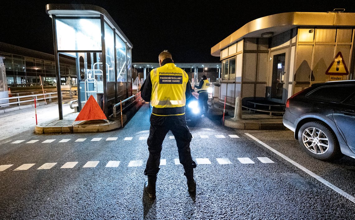 MALMÖ, SVERIGE 20201221.
Gränsen mot Danmark stängde vid midnatt. Alla fordon på väg in till Sverige stoppas och kontrolleras efter betalstationen vid brofästet på Lernacken på den svenska sidan av Öresundsbron från och med midnatt natten till tisdagen. Regeringen meddelande vid en pressträff på måndagen att gränsen mot Danmark stänger på grund av spridningen av en ny coronavirusmutation, samt för att förhindra att danskar åker till Sverige för att julhandla. Ej heller transittrafik till Bornholm är för tillfället tillåten.
Foto: Johan Nilsson/TT / NTB MALMÖ, SVERIGE 20201221.
Gränsen mot Danmark stängde vid midnatt. Alla fordon på väg in till Sverige stoppas och kontrolleras efter betalstationen vid brofästet på Lernacken på den svenska sidan av Öresundsbron från och med midnatt natten till tisdagen. Regeringen meddelande vid en pressträff på måndagen att gränsen mot Danmark stänger på grund av spridningen av en ny coronavirusmutation, samt för att förhindra att danskar åker till Sverige för att julhandla. Ej heller transittrafik till Bornholm är för tillfället tillåten.
Foto: Johan Nilsson/TT / NTB
