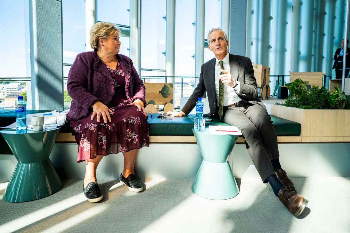 Oslo 20200831.
Statsminister Erna Solberg (H) og leder i Arbeiderpartiet (Ap) Jonas Gahr Støre etter debatten om jobbskaping og bærekraft under NHOs lansering av «Neste Trekk – veikart for fremtidens næringsliv». Debatten finner sted på Deichman i Bjørvika i Oslo.
Foto: Håkon Mosvold Larsen / NTB Oslo 20200831.
Statsminister Erna Solberg (H) og leder i Arbeiderpartiet (Ap) Jonas Gahr Støre etter debatten om jobbskaping og bærekraft under NHOs lansering av «Neste Trekk – veikart for fremtidens næringsliv». Debatten finner sted på Deichman i Bjørvika i Oslo.
Foto: Håkon Mosvold Larsen / NTB