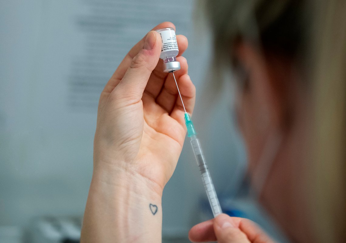 OSLO, NORGE 20210118.
Mandag startet vaksineringen i den andre runden av beboerne ved Lillohjemmet. Vaksinen er Pfizer BioNtech.
Foto: Berit Roald / NTB OSLO, NORGE 20210118.
Mandag startet vaksineringen i den andre runden av beboerne ved Lillohjemmet. Vaksinen er Pfizer BioNtech.
Foto: Berit Roald / NTB
