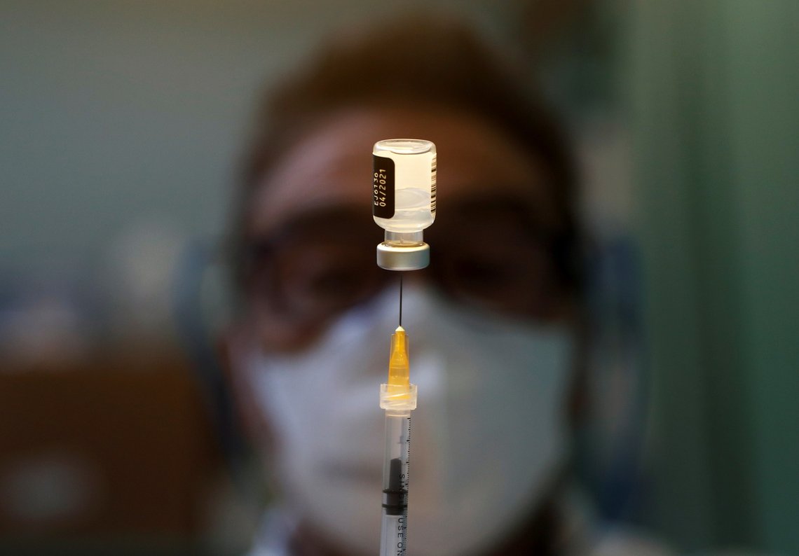 A healthcare worker prepares a dose of the Pfizer-BioNTech coronavirus disease (COVID-19) vaccine at a vaccination centre in Rome, Italy, January 27, 2021. REUTERS/Yara Nardi A healthcare worker prepares a dose of the Pfizer-BioNTech coronavirus disease (COVID-19) vaccine at a vaccination centre in Rome, Italy, January 27, 2021. REUTERS/Yara Nardi
