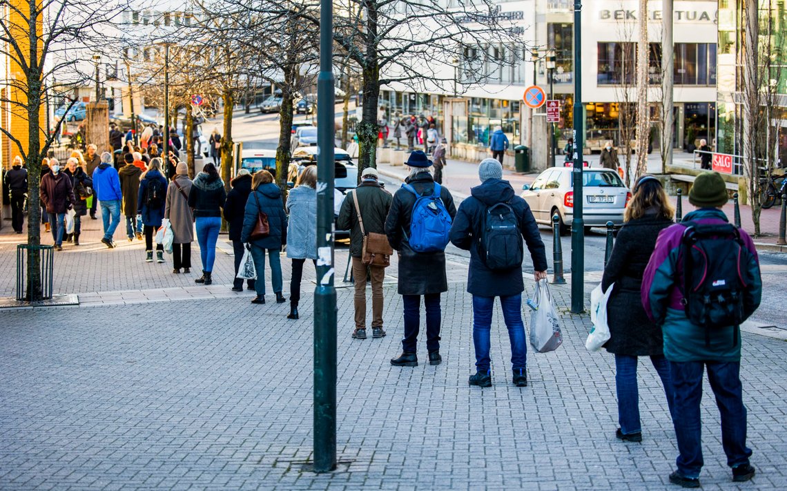 Bekkestua 20210123.
Kø utenfor Vinmonopolet på Bekkestua lørdag formiddag. Regjeringen kom med nye tiltak som følge av utbruddet av det muterte koronaviruset i Nordre Follo og Oslo.
Foto: Jil Yngland / NTB Bekkestua 20210123.
Kø utenfor Vinmonopolet på Bekkestua lørdag formiddag. Regjeringen kom med nye tiltak som følge av utbruddet av det muterte koronaviruset i Nordre Follo og Oslo.
Foto: Jil Yngland / NTB