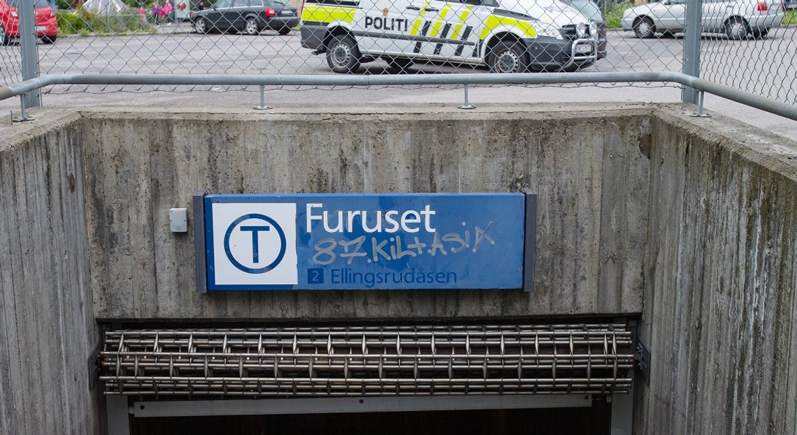 Oslo 20150804.
En mann ble knivstukket ved t-banestasjonen på Furuset i Oslo tirsdag ettermiddag. Furuset T-banestasjon hvor T-bane nr 2 Ellingsrudåsen går.
Foto: Audun Braastad / NTB Oslo 20150804.
En mann ble knivstukket ved t-banestasjonen på Furuset i Oslo tirsdag ettermiddag. Furuset T-banestasjon hvor T-bane nr 2 Ellingsrudåsen går.
Foto: Audun Braastad / NTB