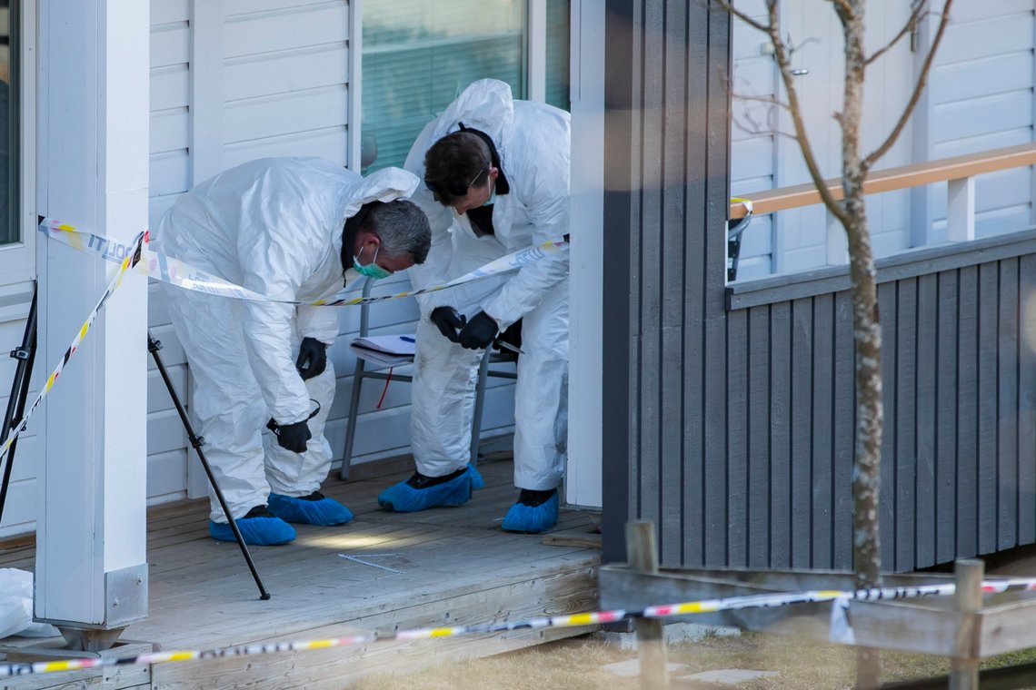 Strømmen 20190401.
Krimteknikere fra politiet i arbeid utenfor en boligblokk på Strømmen hvor en kvinne ble funnet død mandag morgen. En mann er pågrepet.
Foto: Håkon Mosvold Larsen / NTB Strømmen 20190401.
Krimteknikere fra politiet i arbeid utenfor en boligblokk på Strømmen hvor en kvinne ble funnet død mandag morgen. En mann er pågrepet.
Foto: Håkon Mosvold Larsen / NTB