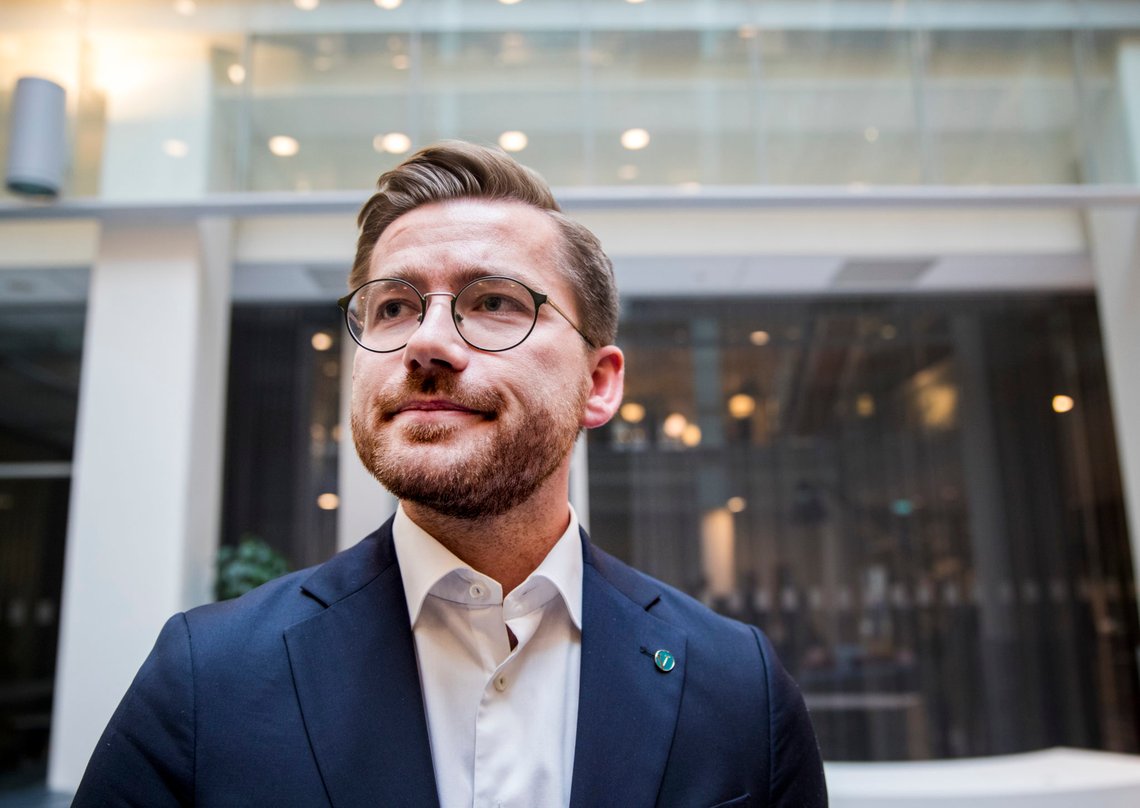 Sveinung Rotevatn og Venstre mener ansettelsen av Jens Stoltenberg viser at det trengs endringer i både sentralbankloven og organiseringen av oljefondet og Norges Bank. Foto: Terje Pedersen / NTB Sveinung Rotevatn og Venstre mener ansettelsen av Jens Stoltenberg viser at det trengs endringer i både sentralbankloven og organiseringen av oljefondet og Norges Bank. Foto: Terje Pedersen / NTB