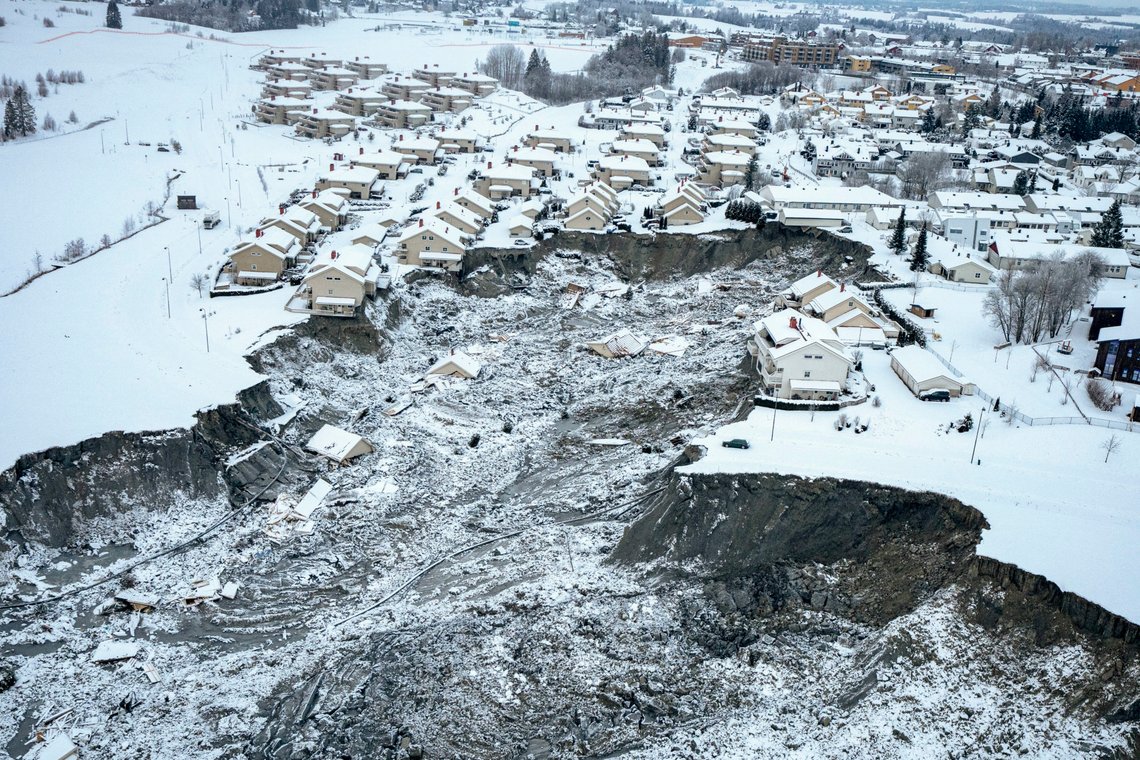 ASK 20210106.
Bilde tatt fra helikopter av området der et stort jord- og leirskred ødela flere boliger på Ask i Gjerdrum onsdag 30. desember. Sju personer er funnet omkommet og tre er fortsatt savnet.
Foto: Gorm Kallestad / NTB / Pool ASK 20210106.
Bilde tatt fra helikopter av området der et stort jord- og leirskred ødela flere boliger på Ask i Gjerdrum onsdag 30. desember. Sju personer er funnet omkommet og tre er fortsatt savnet.
Foto: Gorm Kallestad / NTB / Pool