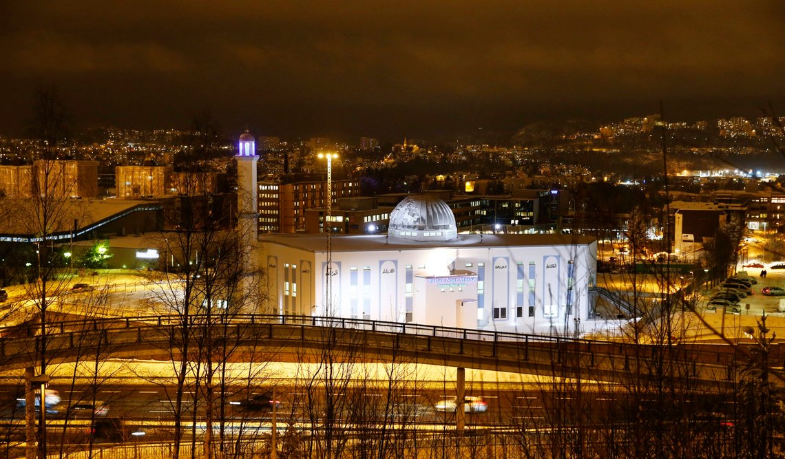 OSLO 20150120.
Baitun Nasr moskéen på Furuset hadde åpen dag tirsdag kveld. Mange møtte opp til omvisning og seminar. Åpenhet etter terroranslagene i Paris og andre steder er viktig for menigheten.
Foto: Heiko Junge / NTB OSLO 20150120.
Baitun Nasr moskéen på Furuset hadde åpen dag tirsdag kveld. Mange møtte opp til omvisning og seminar. Åpenhet etter terroranslagene i Paris og andre steder er viktig for menigheten.
Foto: Heiko Junge / NTB
